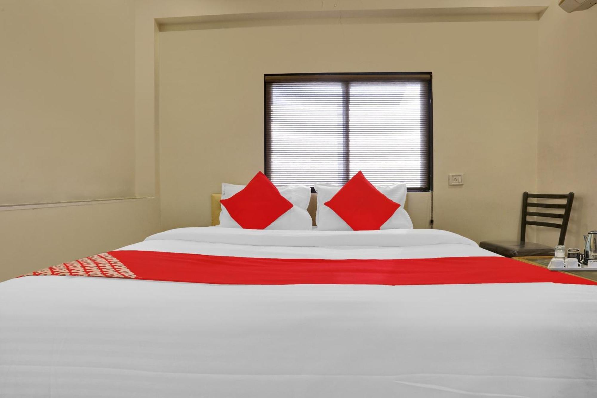 Hotel O Nandi Palace Lodging And Boarding Ulhāsnagar Εξωτερικό φωτογραφία