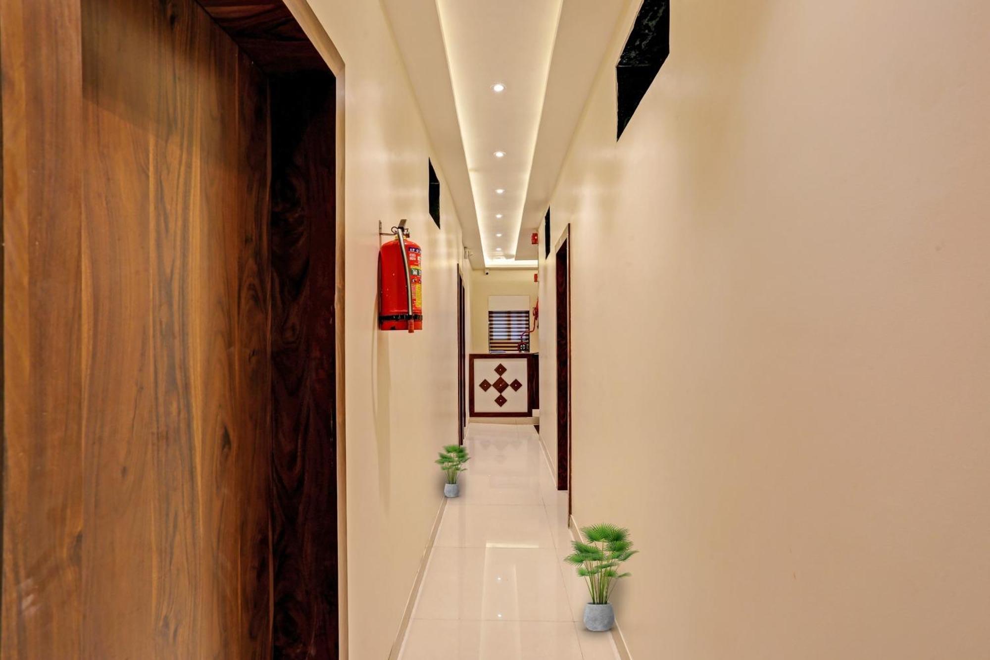 Hotel O Nandi Palace Lodging And Boarding Ulhāsnagar Εξωτερικό φωτογραφία