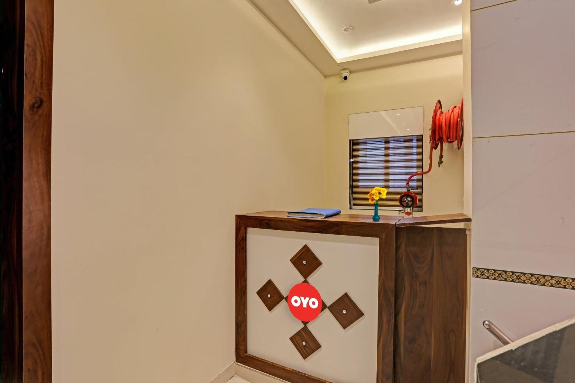 Hotel O Nandi Palace Lodging And Boarding Ulhāsnagar Εξωτερικό φωτογραφία