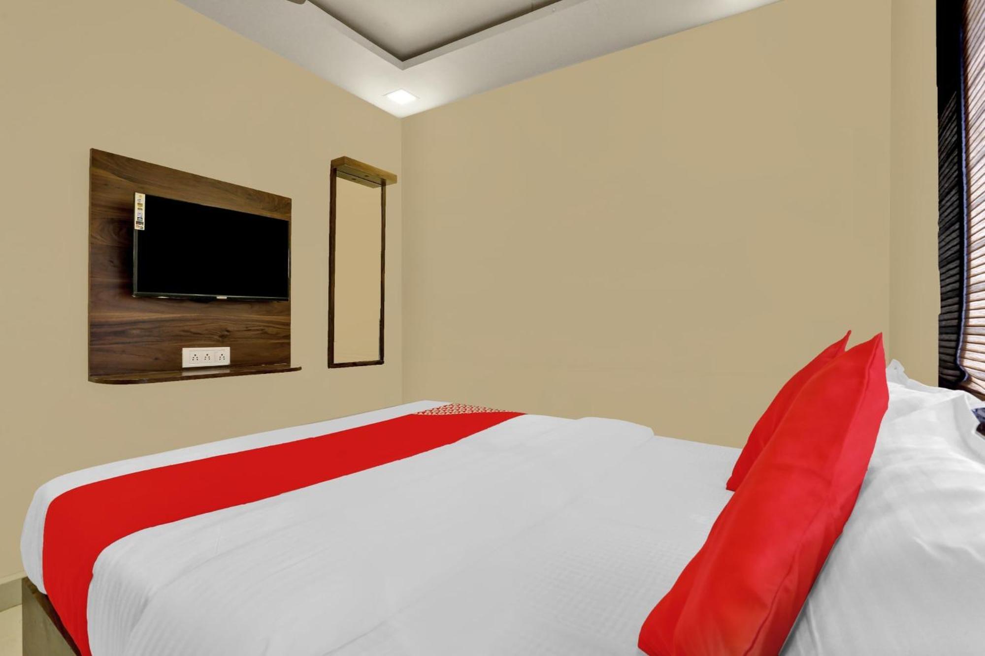 Hotel O Nandi Palace Lodging And Boarding Ulhāsnagar Εξωτερικό φωτογραφία