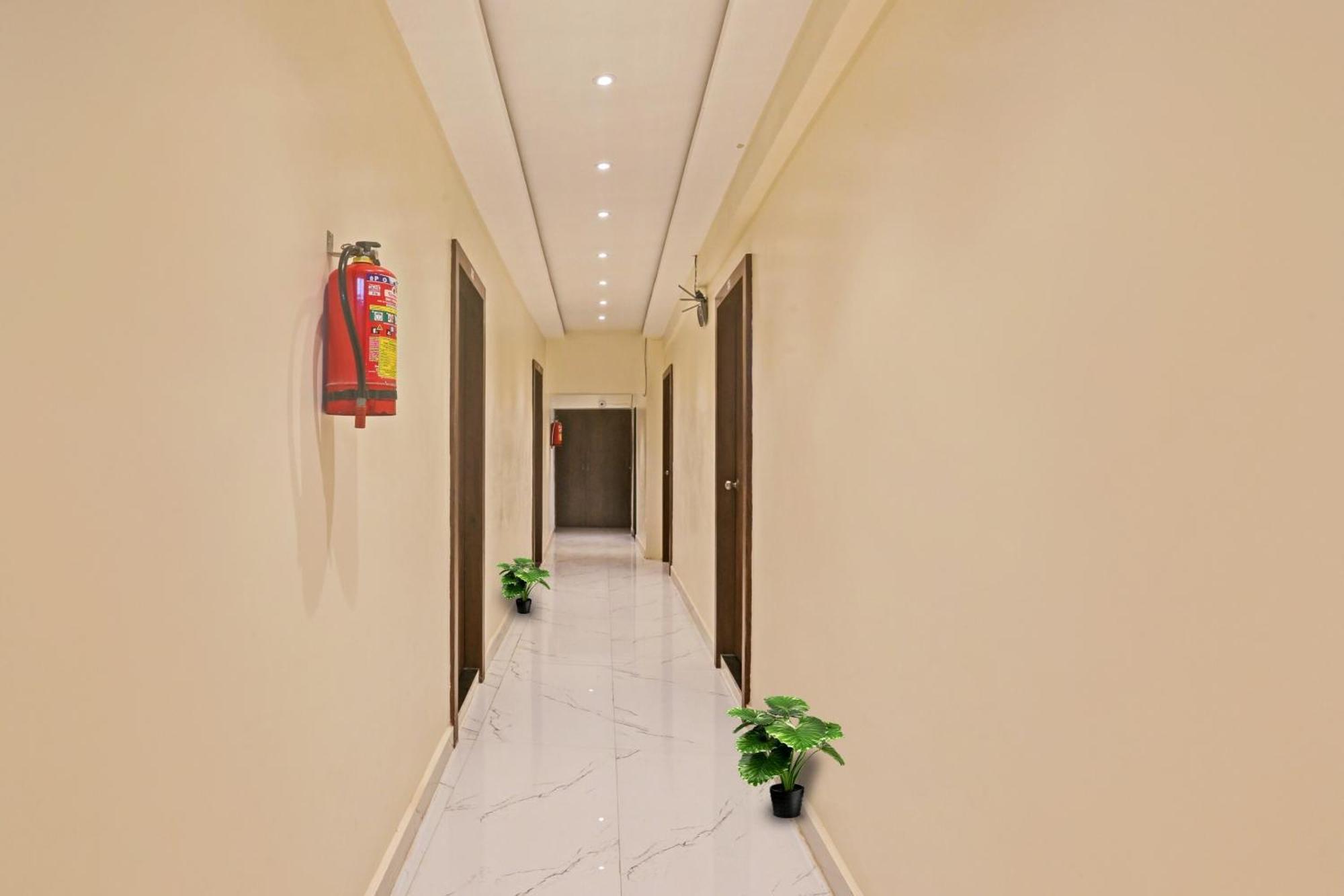 Hotel O Nandi Palace Lodging And Boarding Ulhāsnagar Εξωτερικό φωτογραφία
