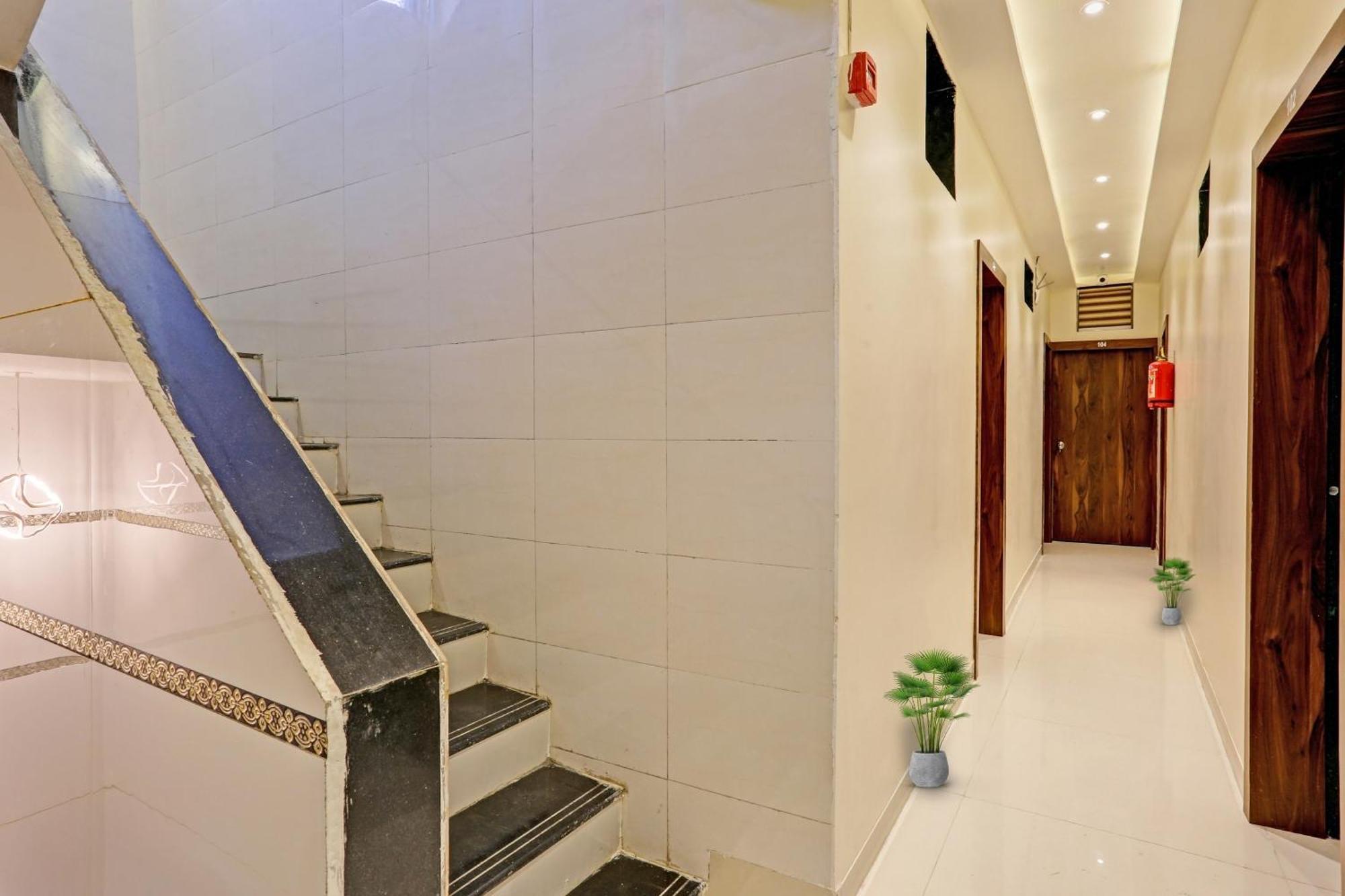 Hotel O Nandi Palace Lodging And Boarding Ulhāsnagar Εξωτερικό φωτογραφία