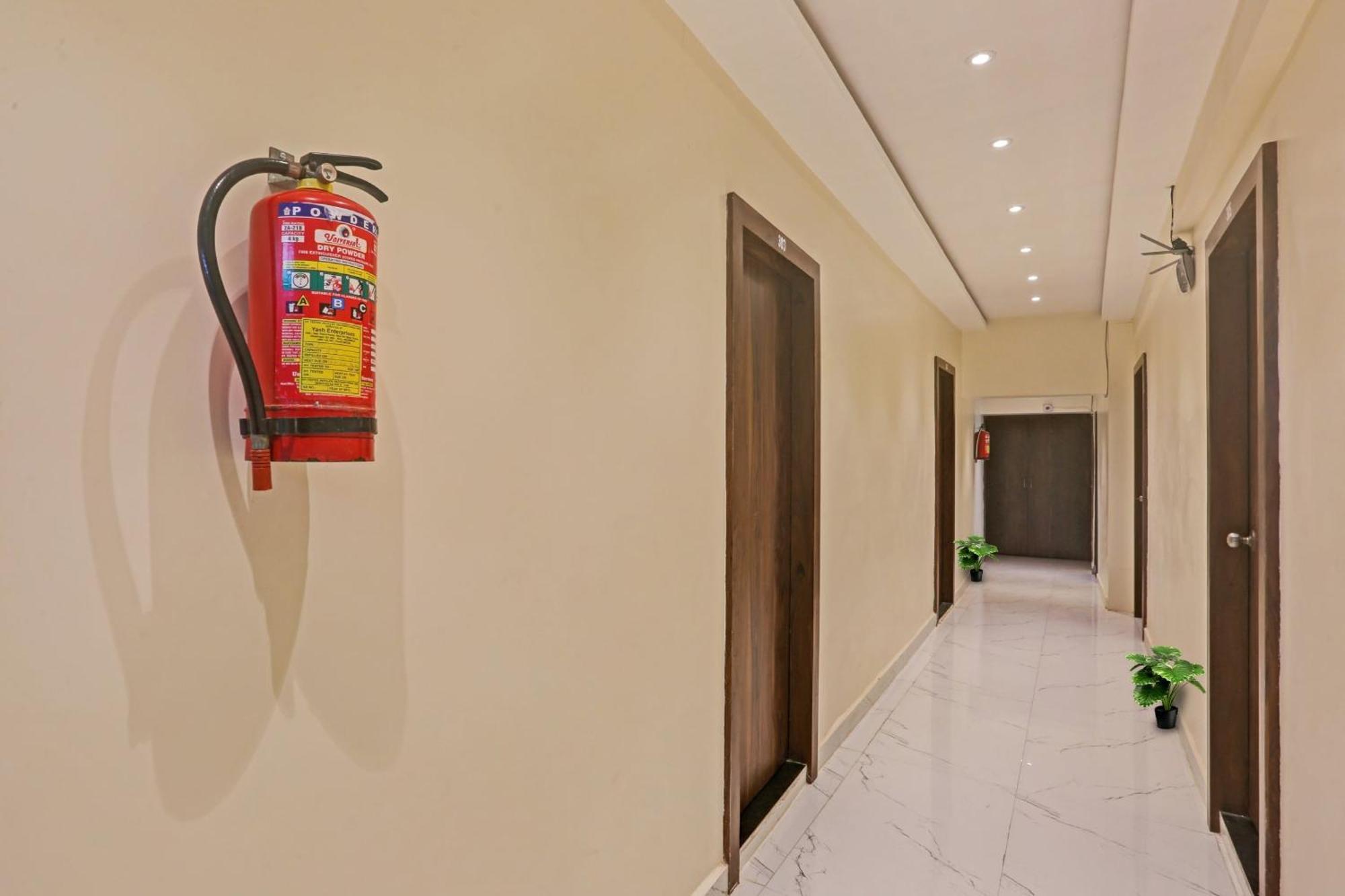 Hotel O Nandi Palace Lodging And Boarding Ulhāsnagar Εξωτερικό φωτογραφία