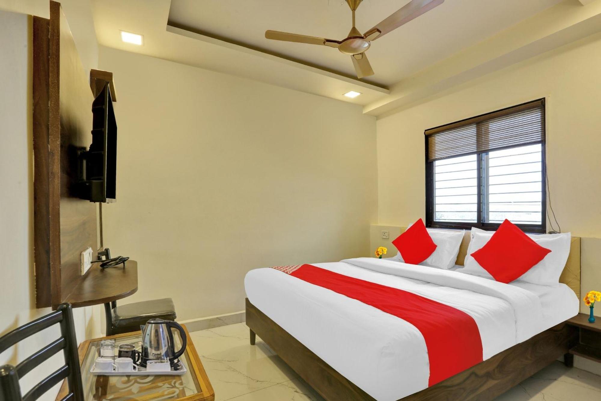 Hotel O Nandi Palace Lodging And Boarding Ulhāsnagar Εξωτερικό φωτογραφία